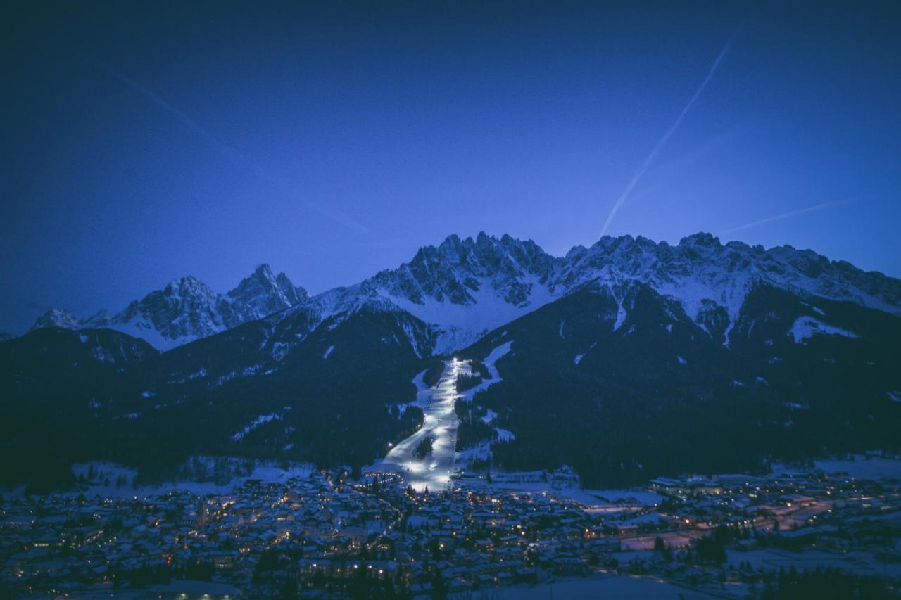 Hotel Cavallino Bianco - Weisses Roessl San Candido Exterior foto