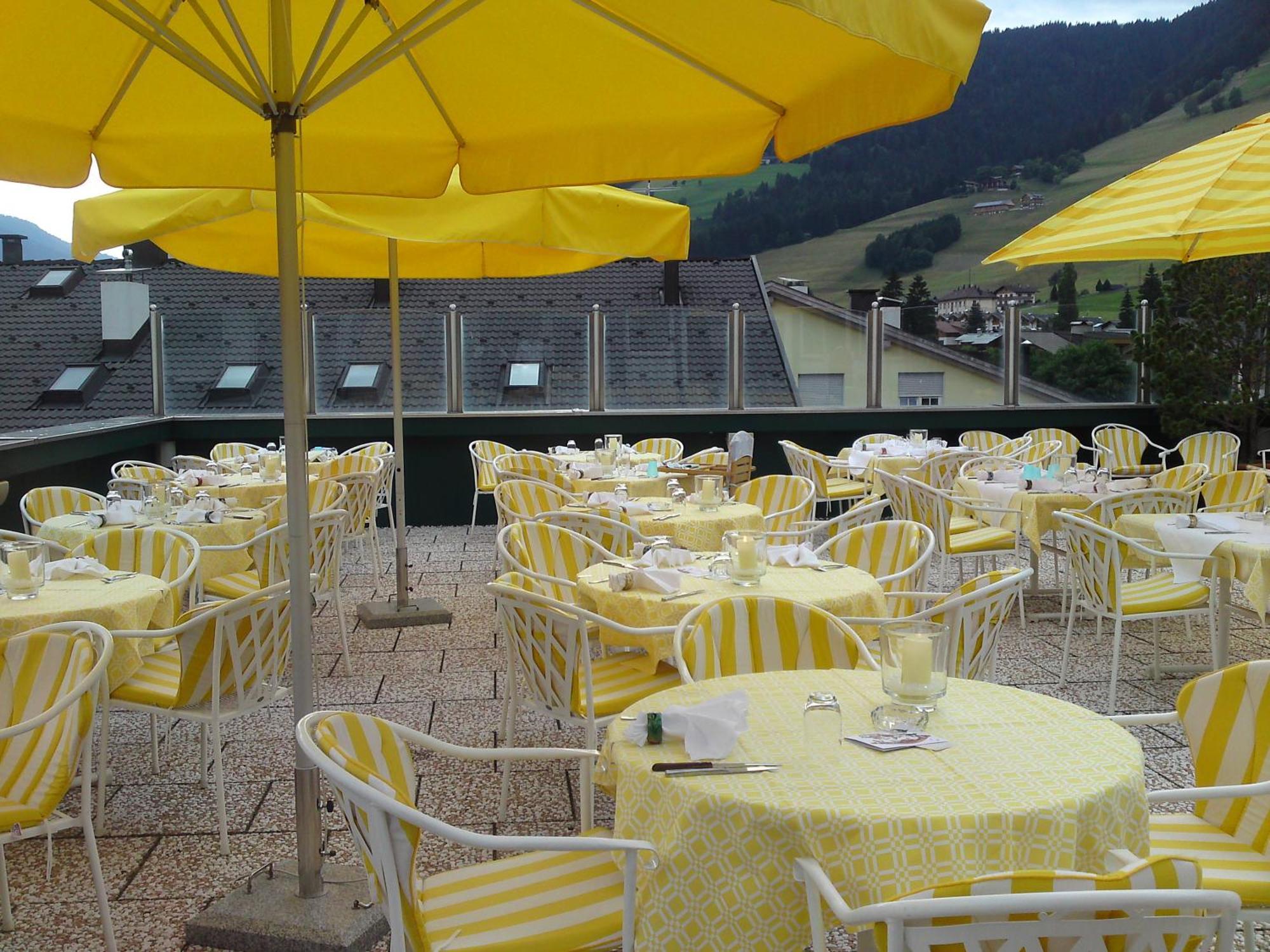 Hotel Cavallino Bianco - Weisses Roessl San Candido Exterior foto