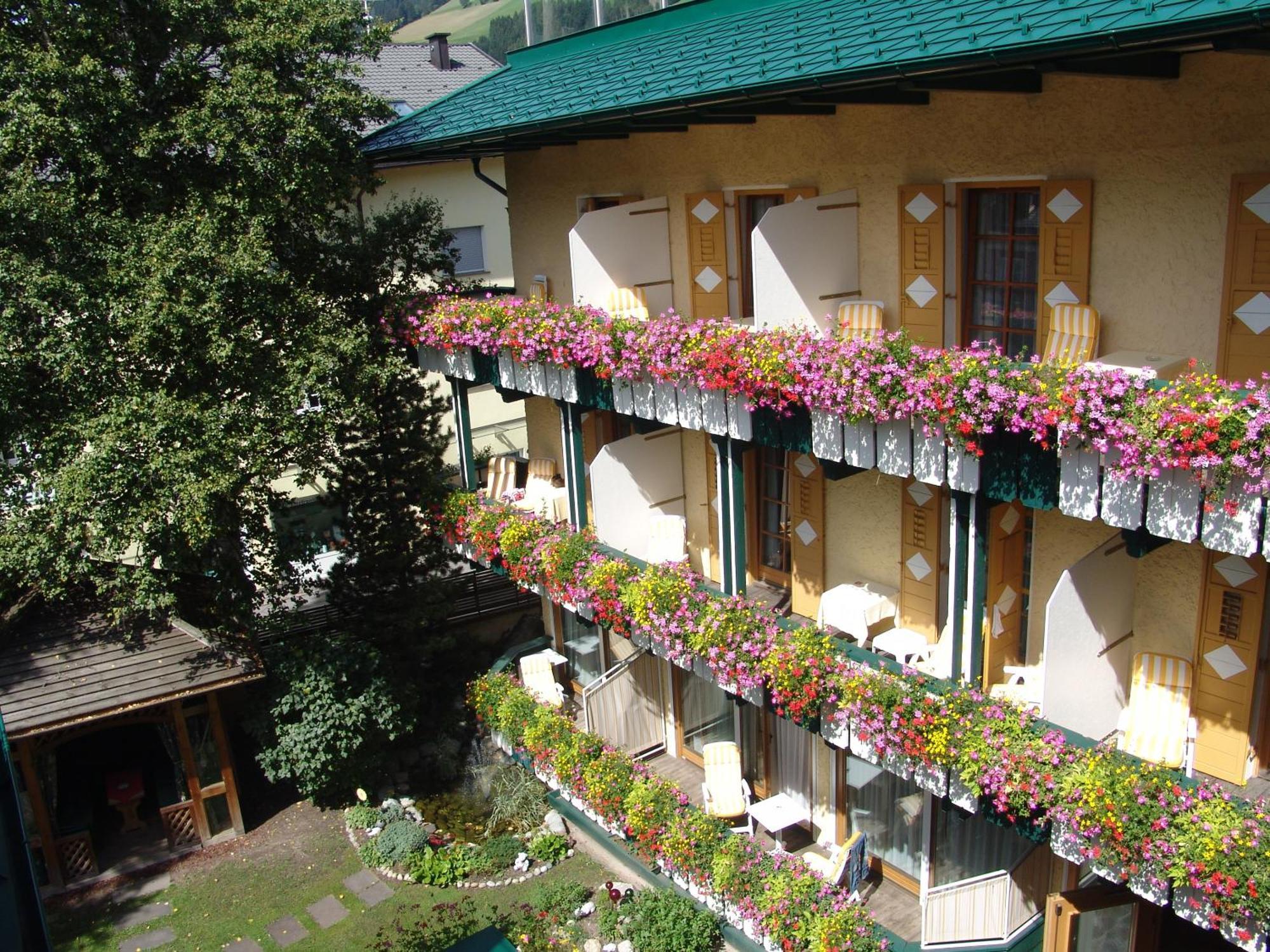 Hotel Cavallino Bianco - Weisses Roessl San Candido Exterior foto