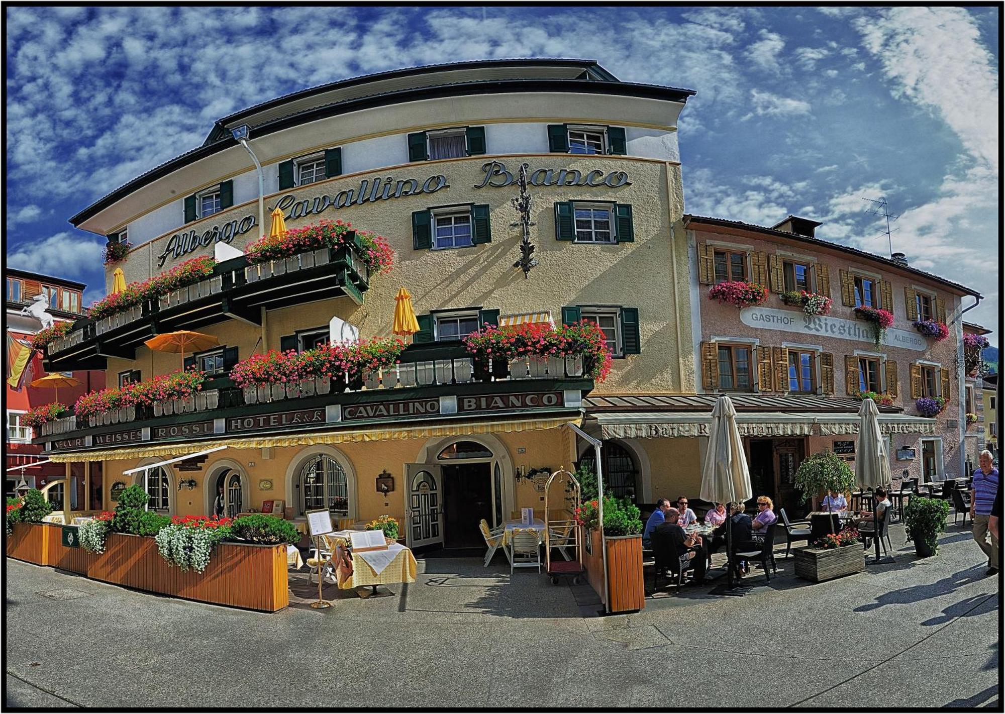 Hotel Cavallino Bianco - Weisses Roessl San Candido Exterior foto